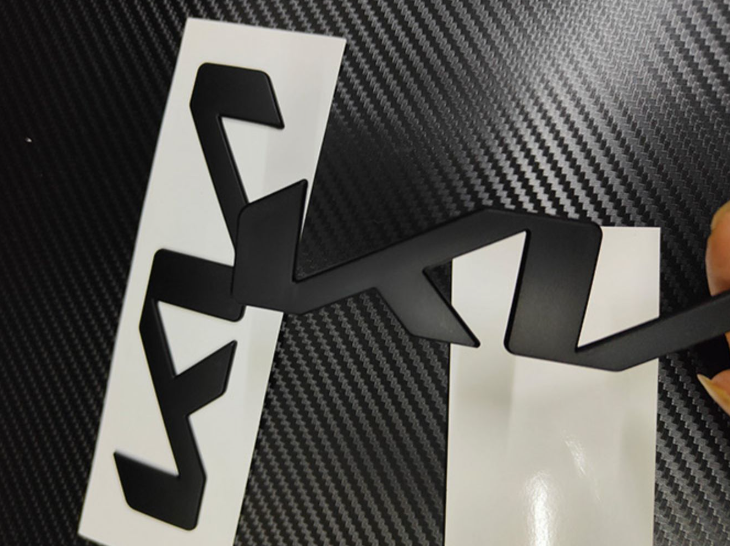 Logo "KN" nắp capo xe Kia Sportage 2022