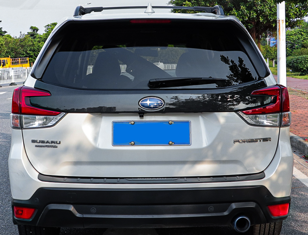Ốp trang trí đuôi xe Subaru Forester vân cacbon 2019-2022